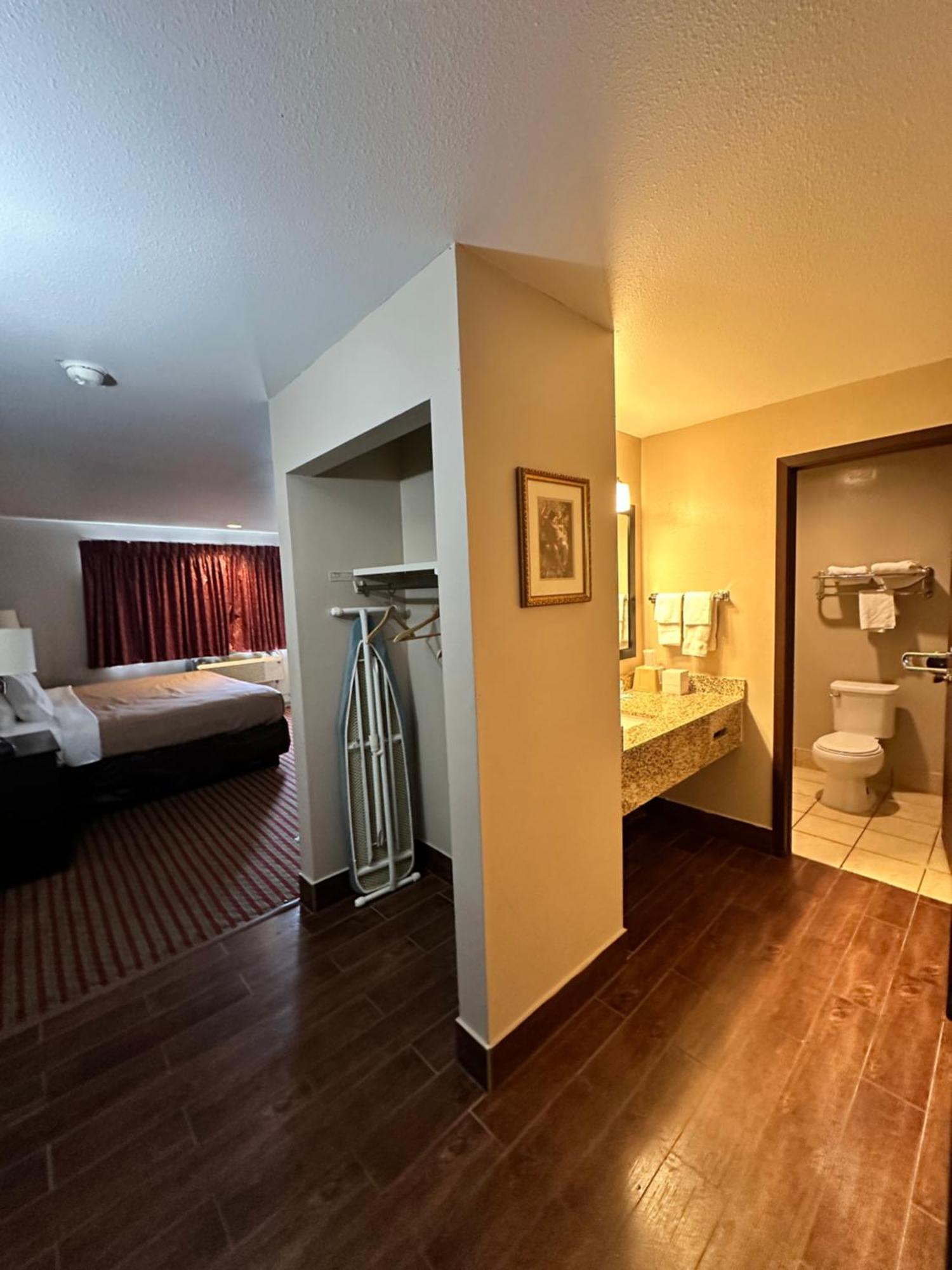 Rodeway Inn & Suites Madison East Eksteriør bilde