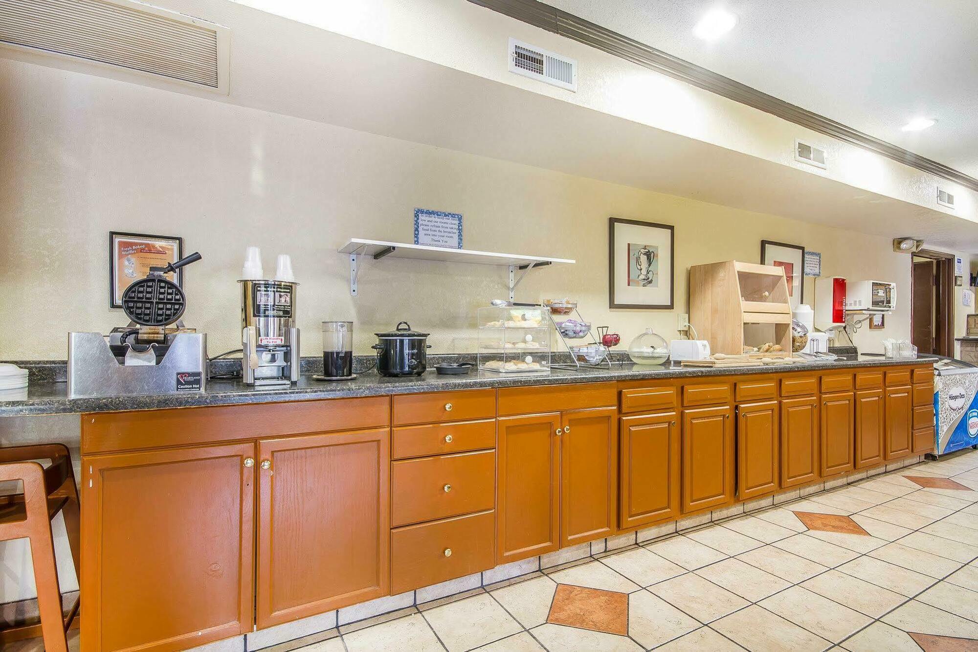 Rodeway Inn & Suites Madison East Eksteriør bilde